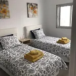 Airconditioned 2bed Poolside 아파트