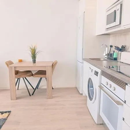 Airconditioned 2bed Poolside Apartment
