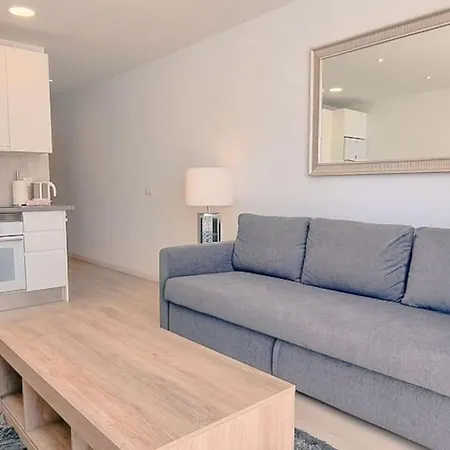 Airconditioned 2bed Poolside Apartment Puerto del Carmen (Lanzarote)