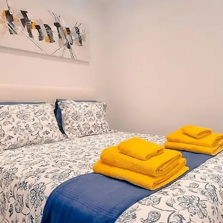 Airconditioned 2bed Poolside Apartment *