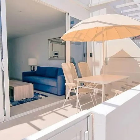 Airconditioned 2bed Poolside Apartment