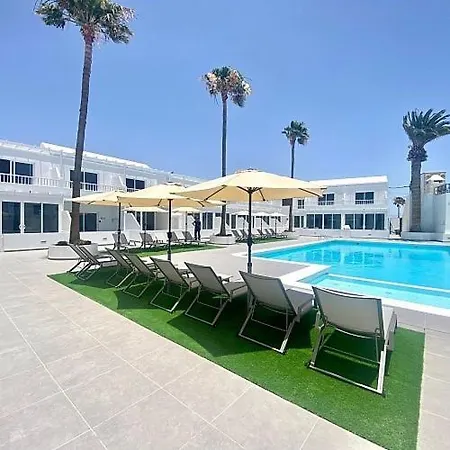 Puerto Del Carmen Airconditioned 2bed Poolside Apartment